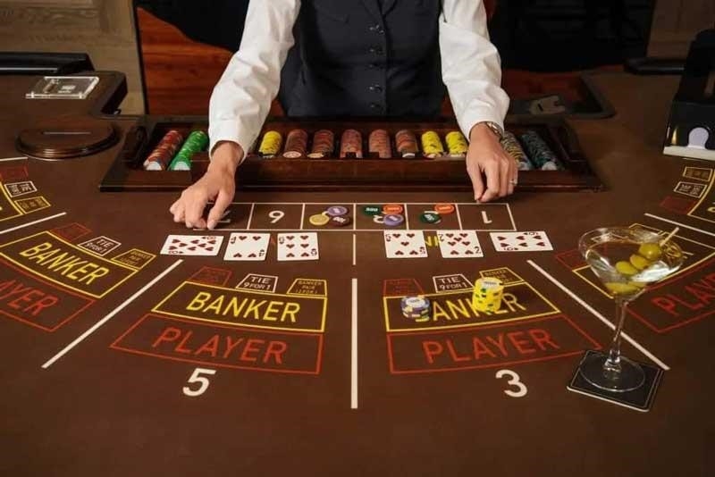 Cách chơi game bài Baccarat là một trò chơi đánh bài phổ biến trong các sòng bài, trong đó người chơi cần dự đoán xem tay của mình hay của nhà cái sẽ có tổng điểm gần bằng hoặc bằng 9 để chiến thắng.
