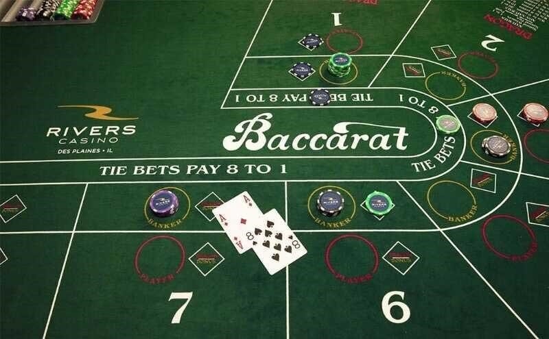 Baccarat trực tuyến là một hình thức chơi bài trực tuyến, nơi người chơi có thể tham gia vào trò chơi baccarat thông qua máy tính hoặc điện thoại di động. Trò chơi này hấp dẫn và thú vị, mang lại cho người chơi những trải nghiệm giống như đang chơi tại sòng bạc truyền thống.